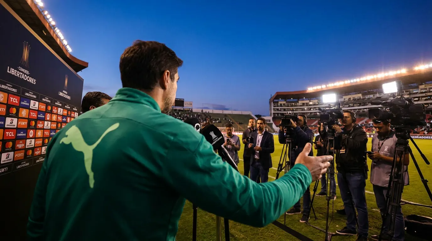 Abel Ferreira no banco do Allianz Parque durante jogo do Palmeiras pela Copa Libertadores 2026