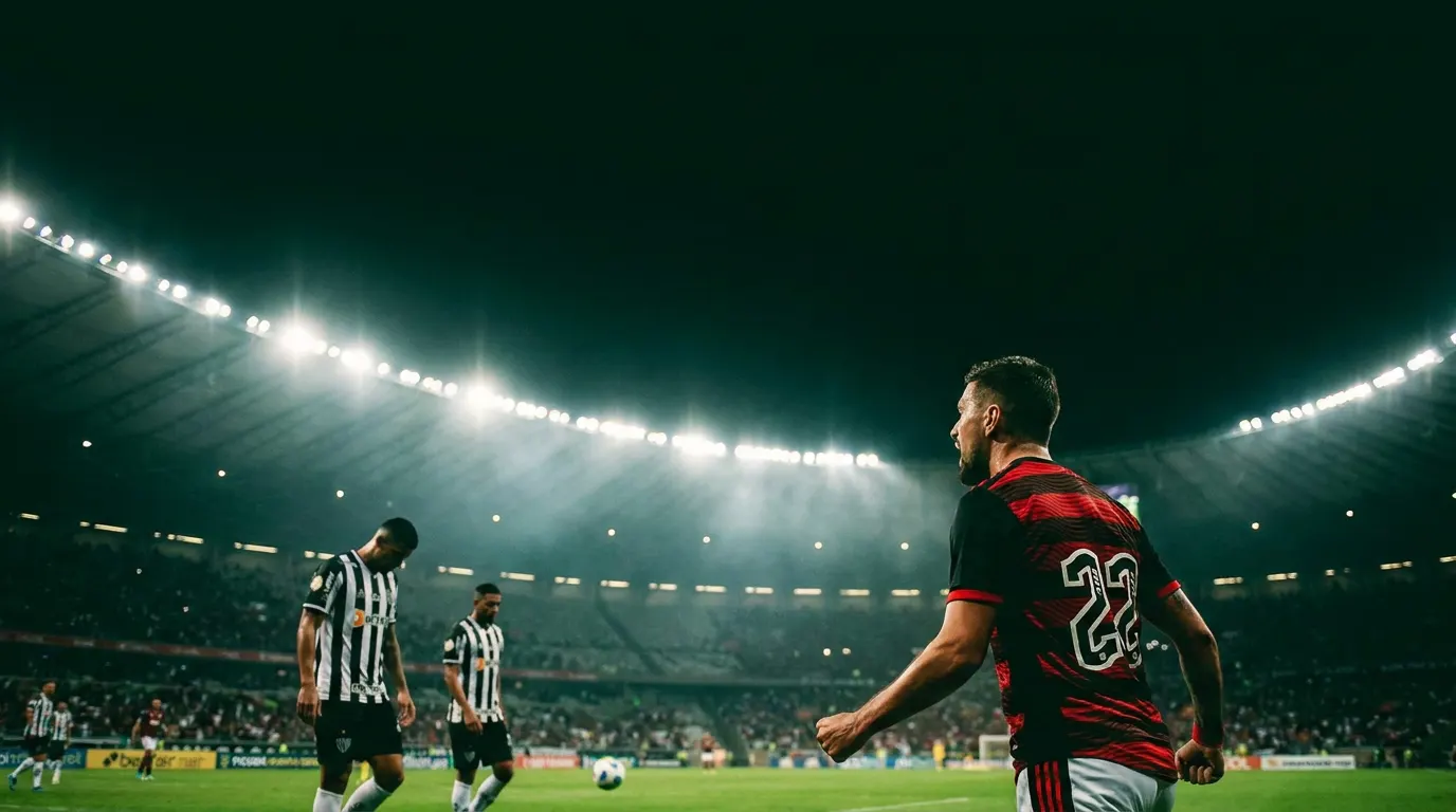 Jogador do Flamengo comemorando gol contra o Atlético-MG em estádio lotado à noite no Brasileirão