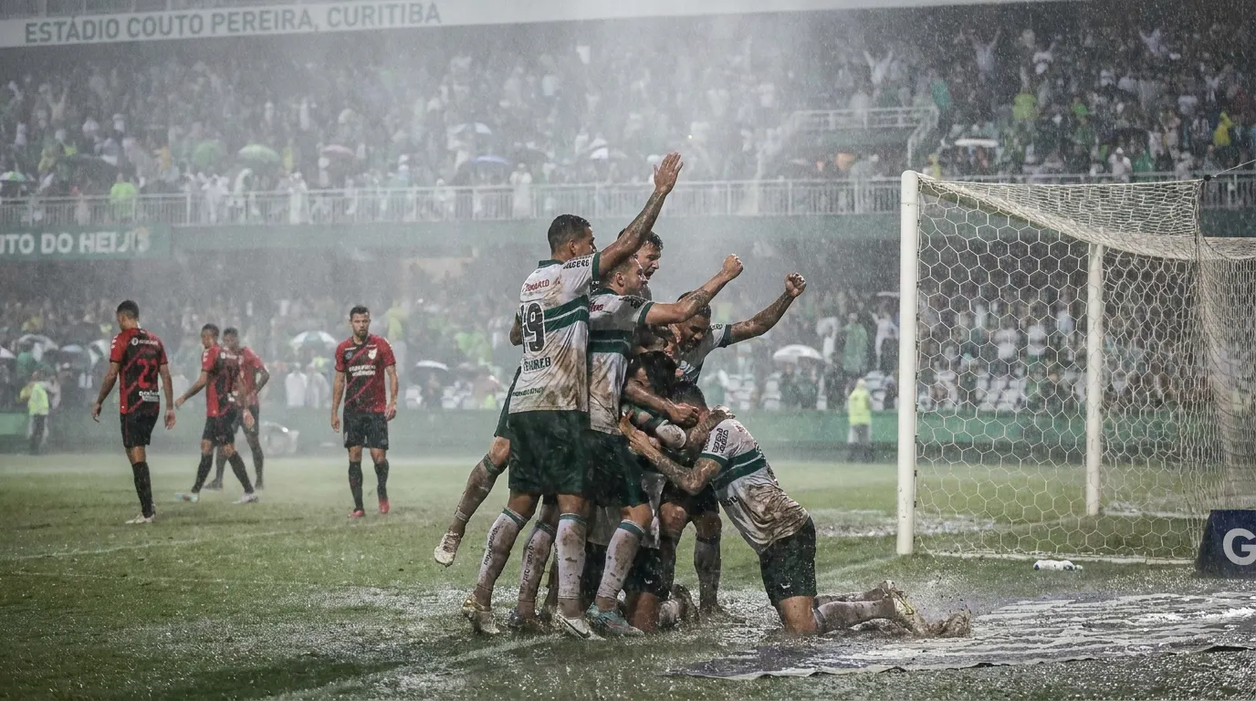 Rodrigo Moledo cabeceia para marcar gol nos acréscimos do Atletiba no Couto Pereira encharcado pela chuva — empate épico do Coritiba no Brasileirão 2026