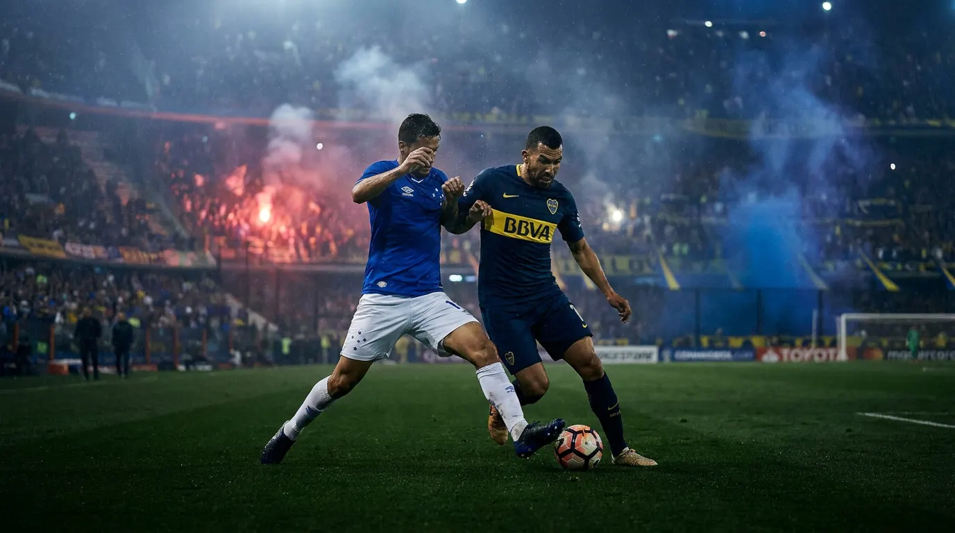 Estádio lotado à noite durante jogo da Libertadores entre Cruzeiro e Boca Juniors