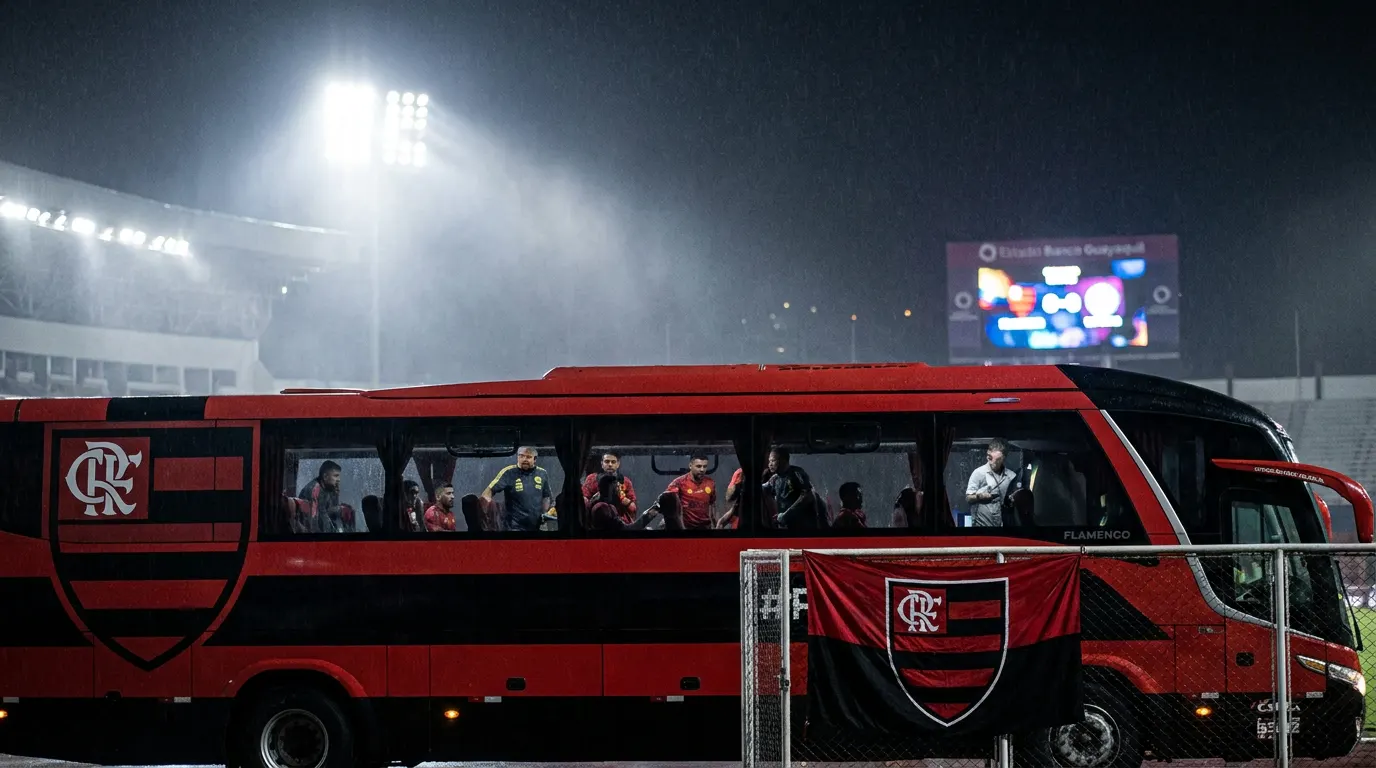 Jogadores do Flamengo chegando ao Estádio Olímpico Atahualpa em Quito para as quartas de final da Libertadores 2026