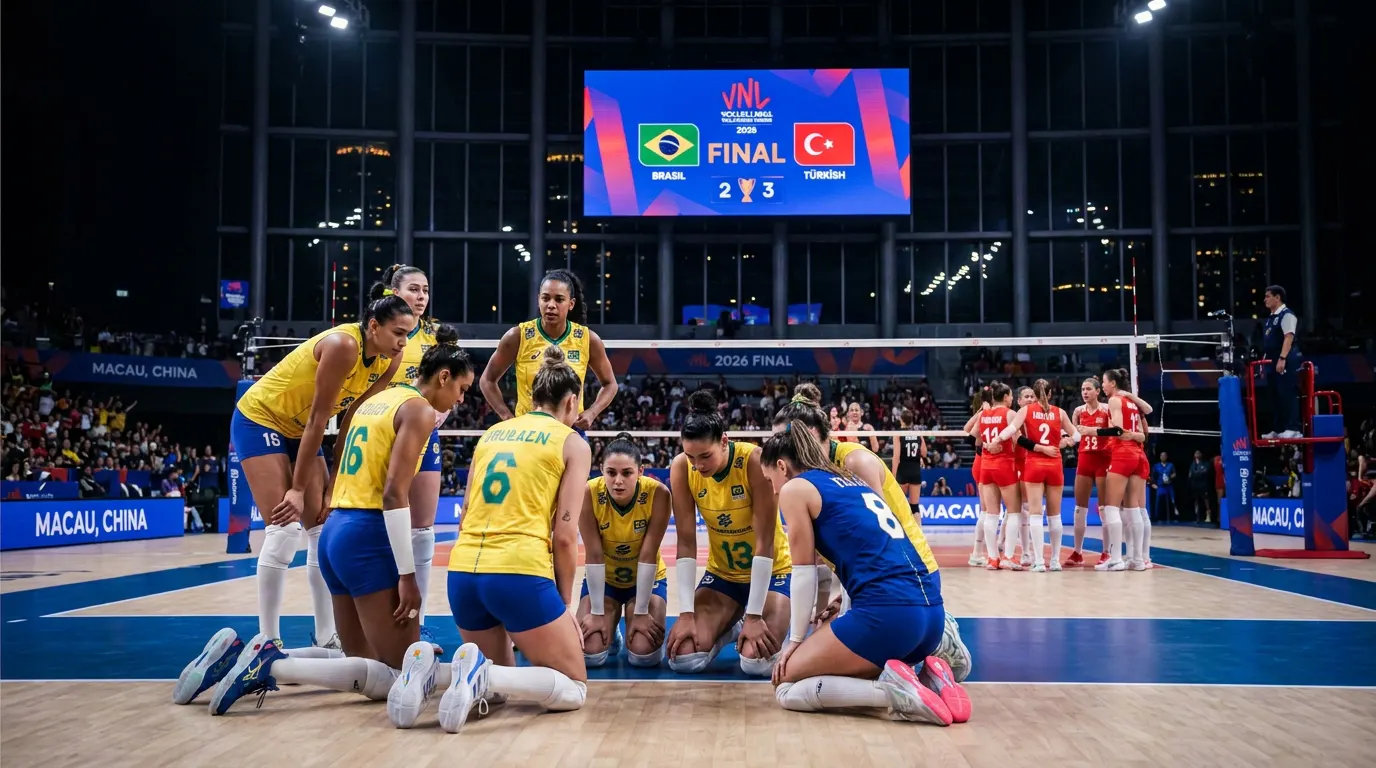 Seleção brasileira feminina de vôlei com medalha de prata após vice-campeonato na VNL 2026 em Macau