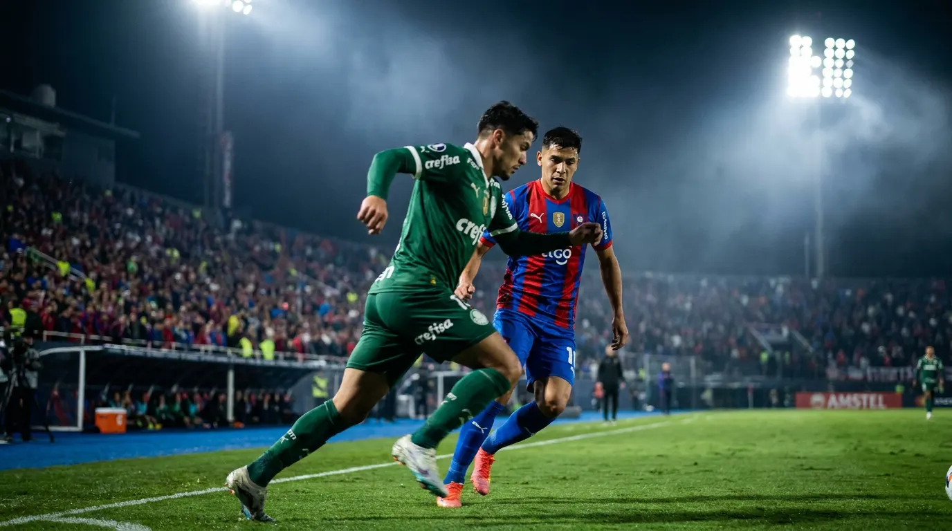 Estádio sul-americano lotado à noite com escudos estilizados do Cerro Porteño e Palmeiras na Libertadores