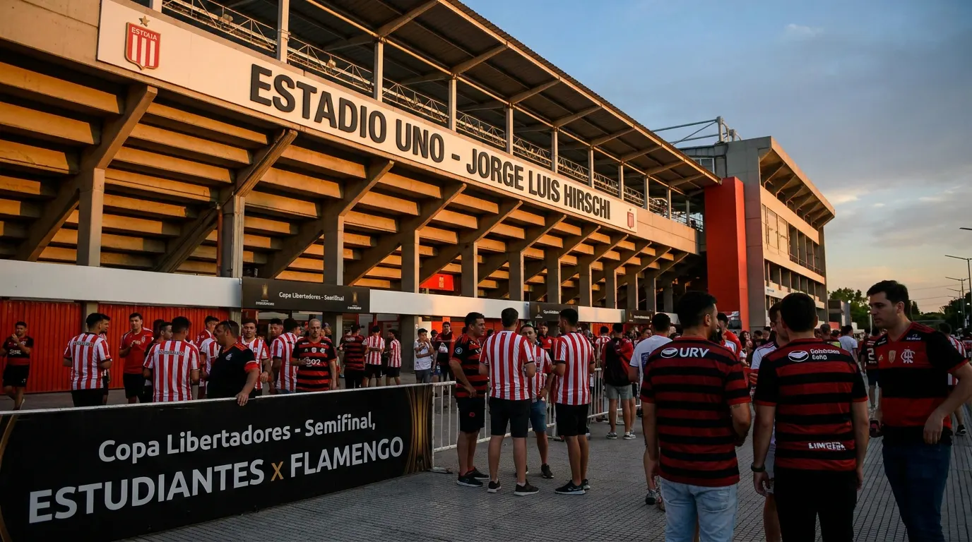 Pedro comemora gol pelo Flamengo no Estádio UNO de La Plata, palco da semifinal da Libertadores 2026