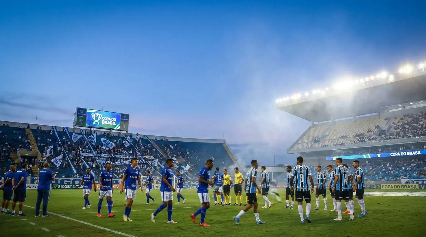 Arena Batistão lotada durante Confiança x Grêmio pela Copa do Brasil 2026 com jogadores do Grêmio em disputa de bola sob os holofotes noturnos